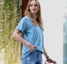 Load image into Gallery viewer, s/s Betty v tee
