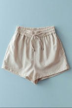 Load image into Gallery viewer, classic linen easy shorts
